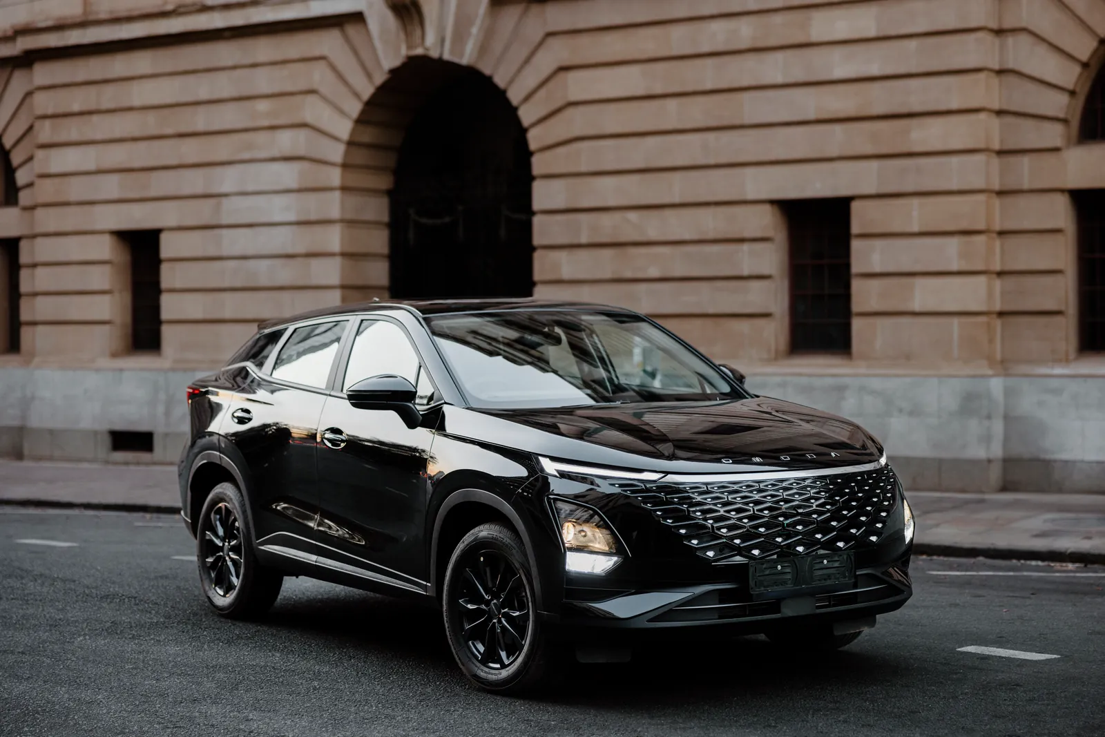Omoda C5, front three-quarter