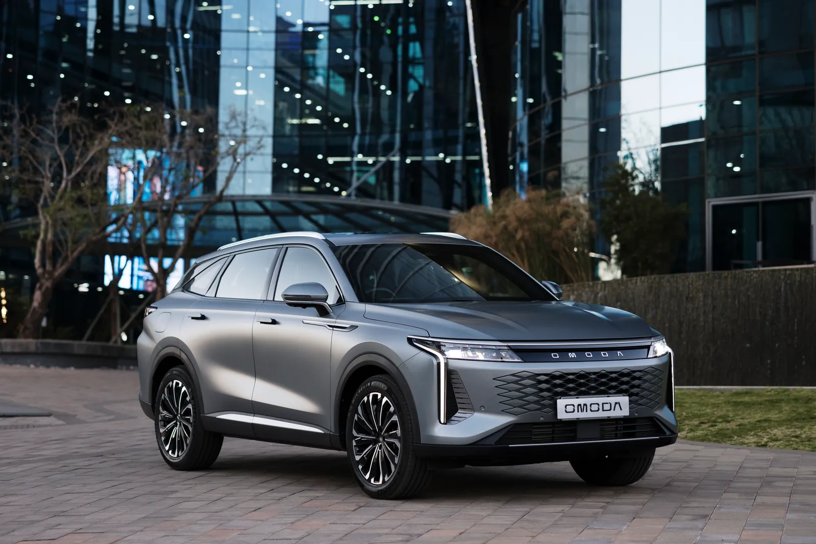 Omoda C9, front three-quarter