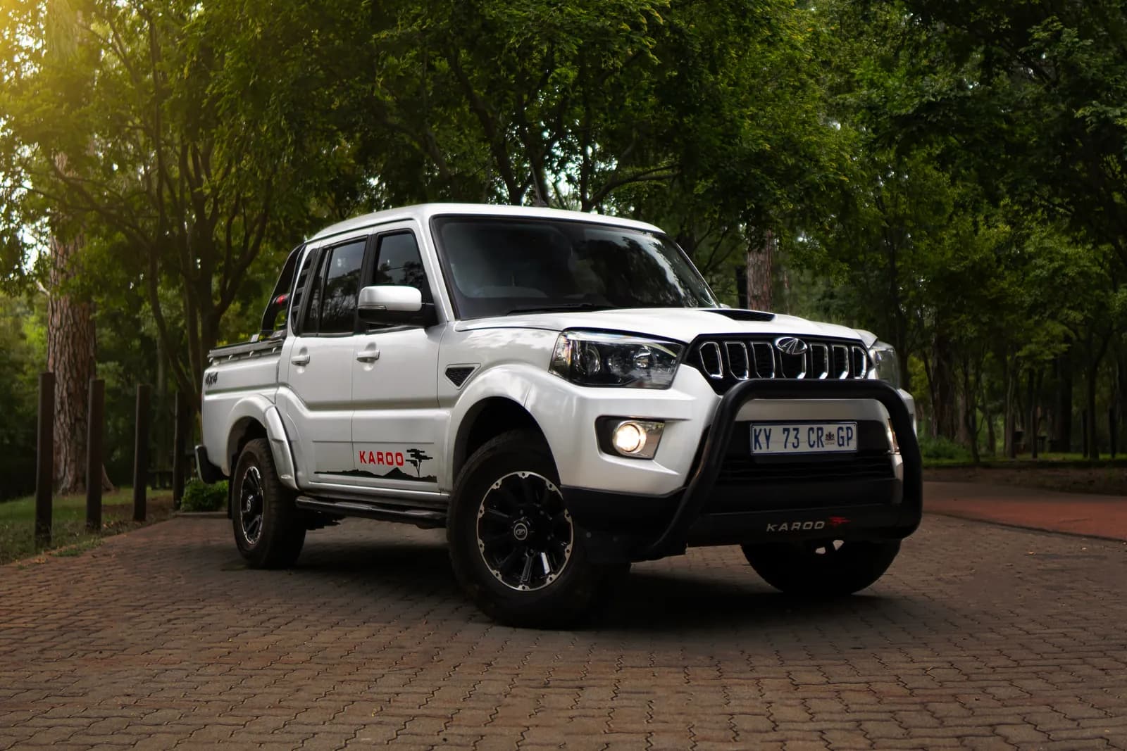 Mahindra Pik-Up Double Cab, front three-quarter