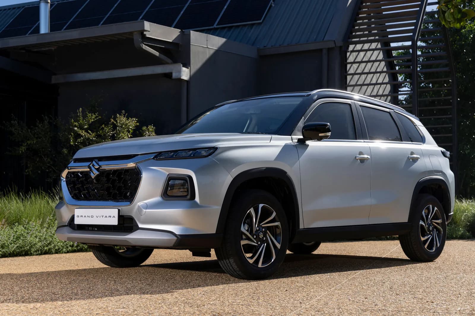 Suzuki Grand Vitara, front three-quarter