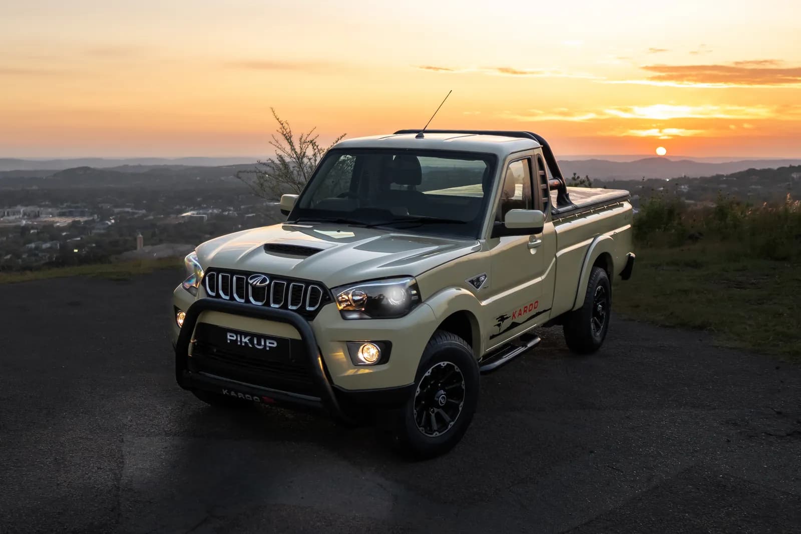 Mahindra Pik-Up Single Cab, front three-quarter