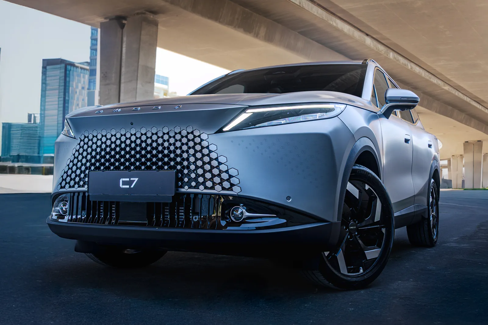 Omoda C7, front three-quarter