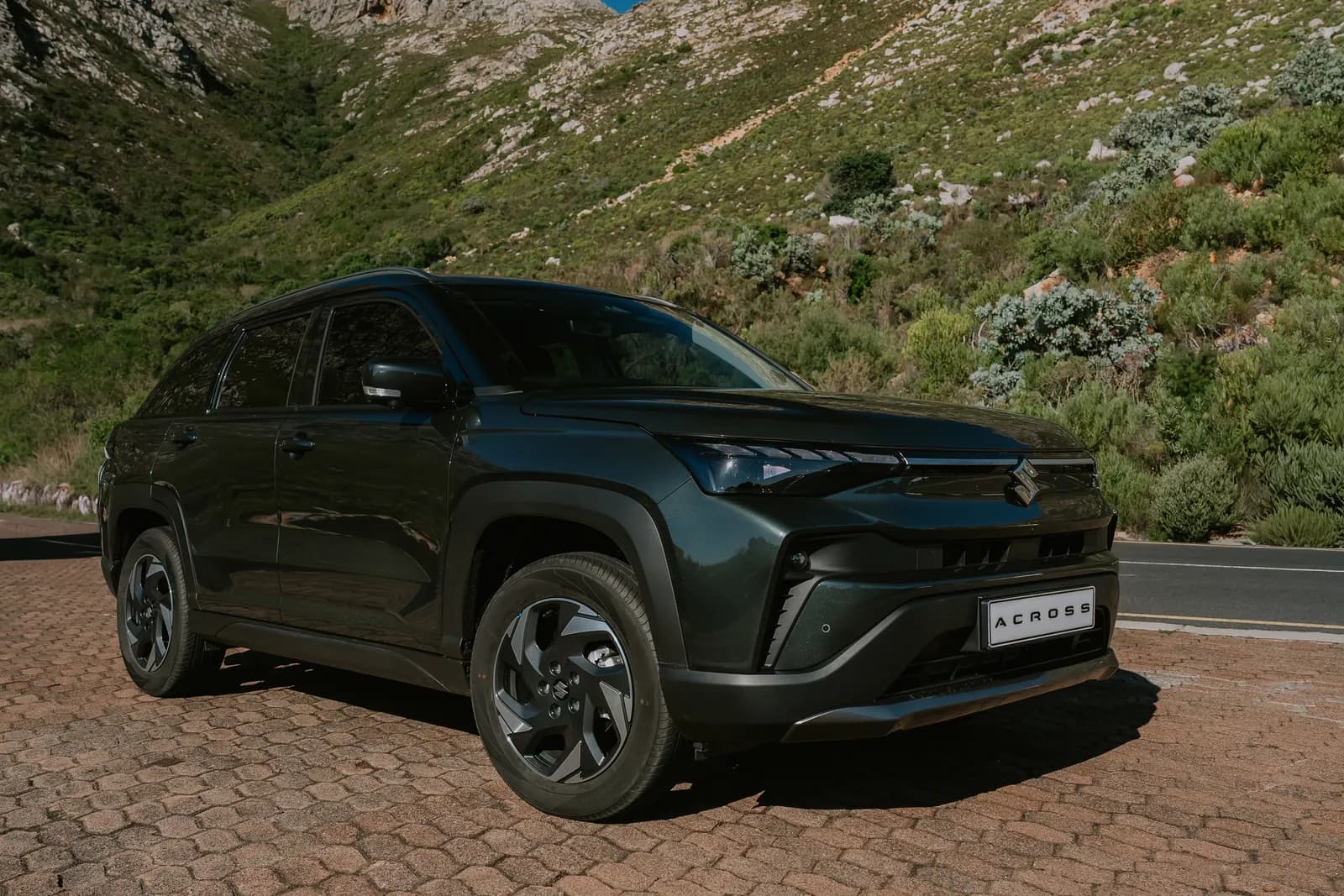 Suzuki Across, front three-quarter