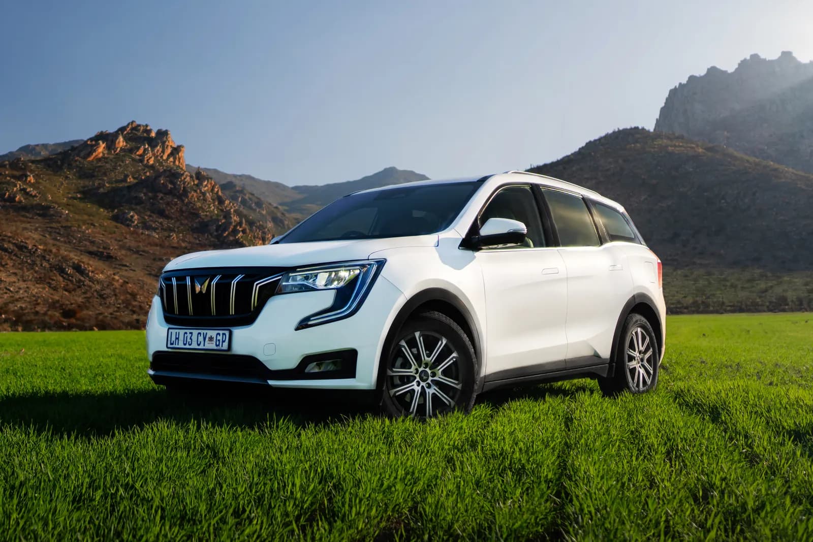 Mahindra XUV700, front three-quarter