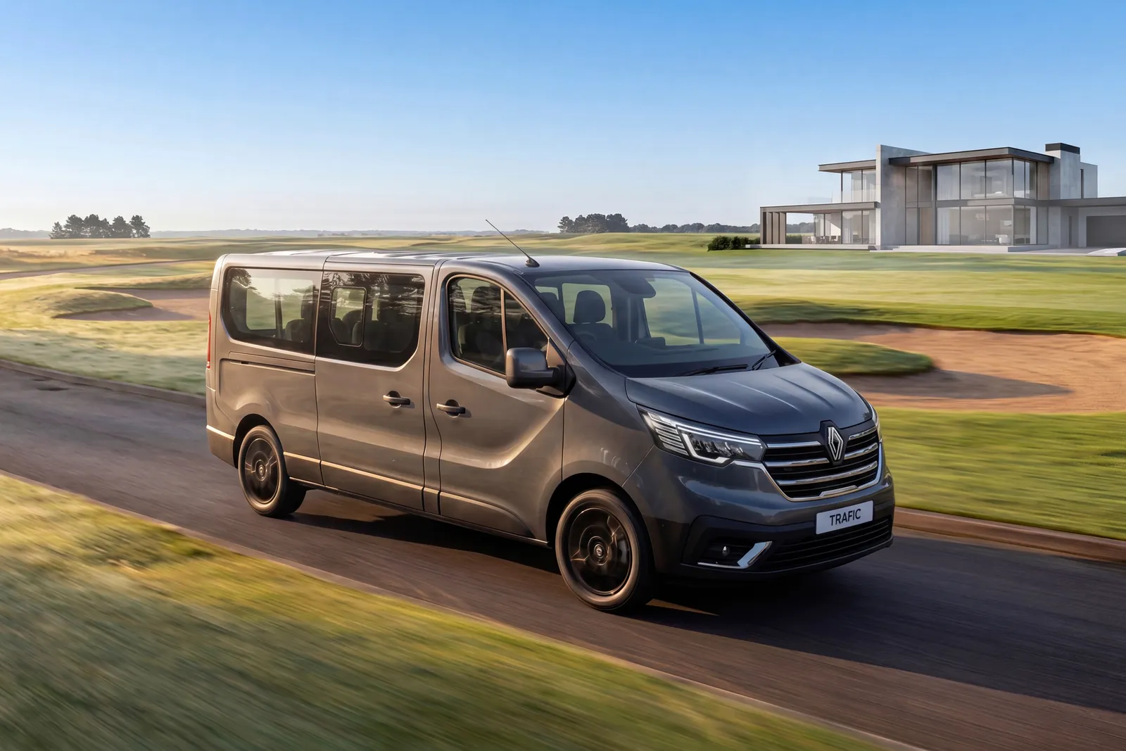 Renault Trafic Passenger, front three-quarter