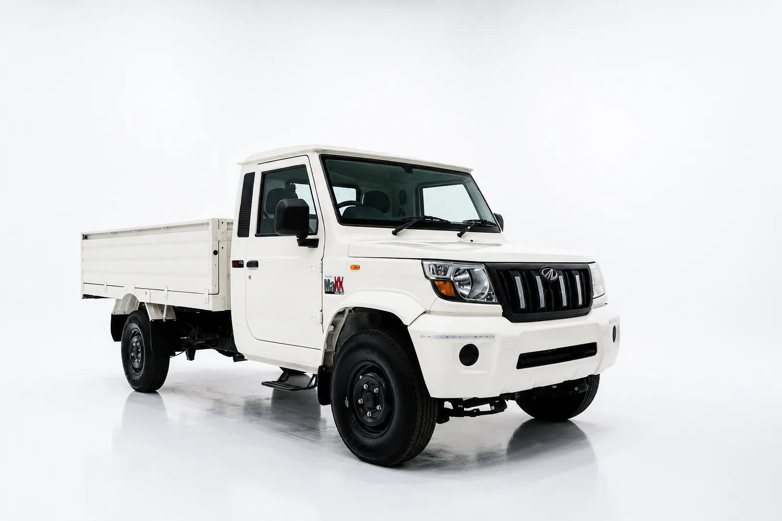 Mahindra Bolero MaXX, front three-quarter