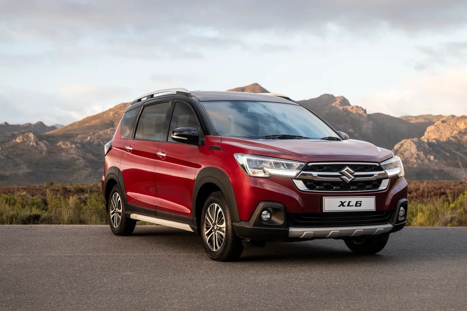 Suzuki XL6, front three-quarter