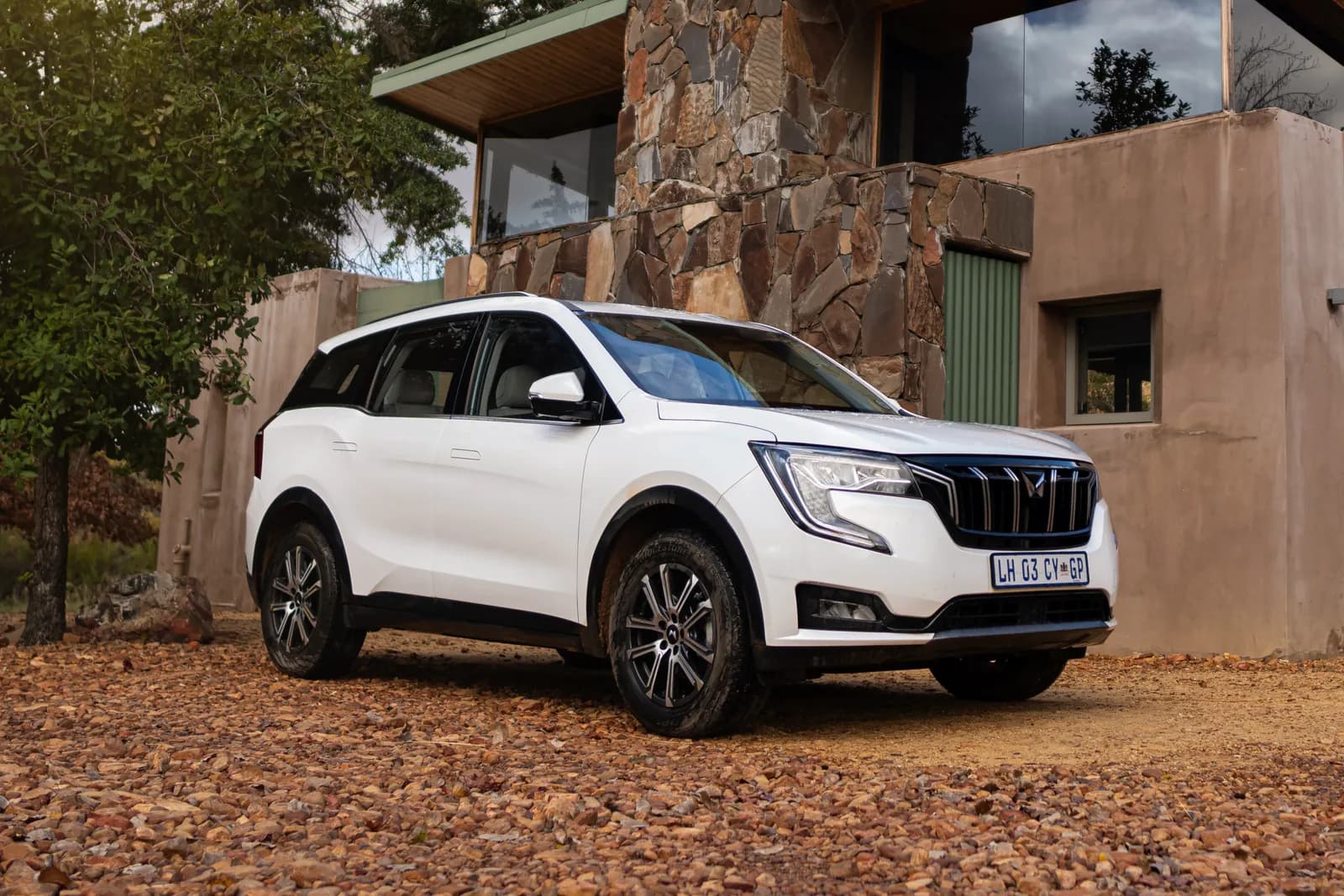 Mahindra XUV700, front three-quarter