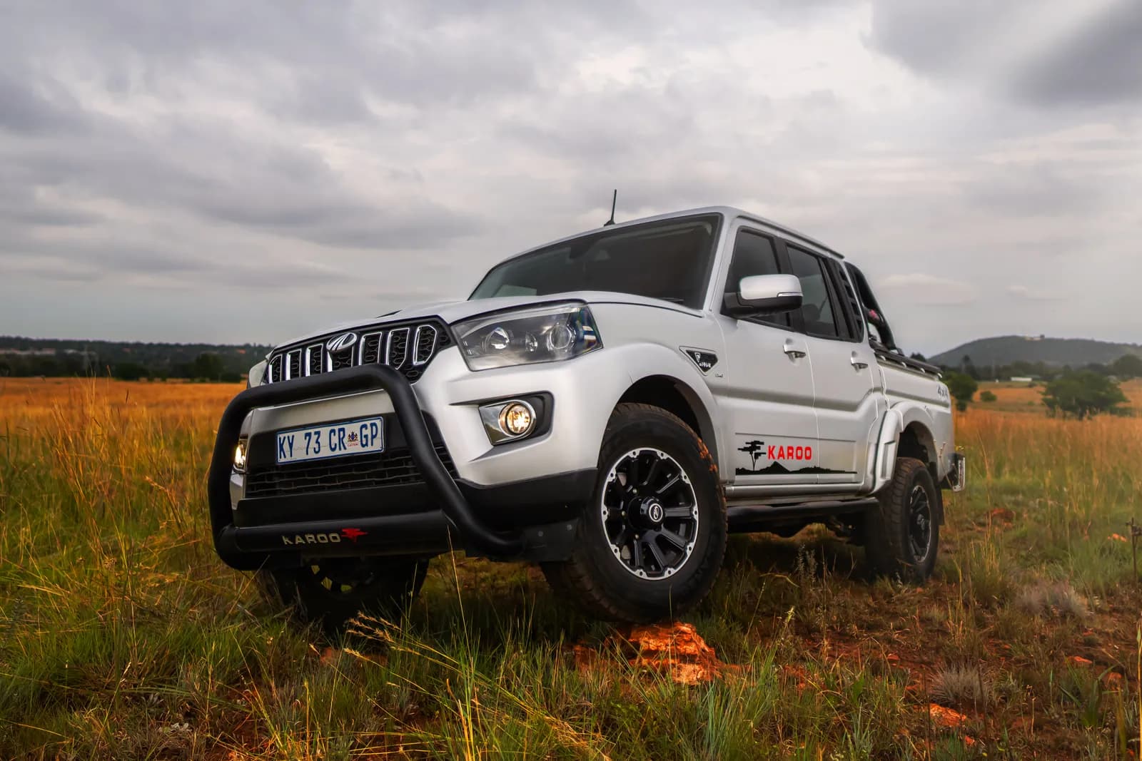 Mahindra Pik-Up Double Cab, front three-quarter