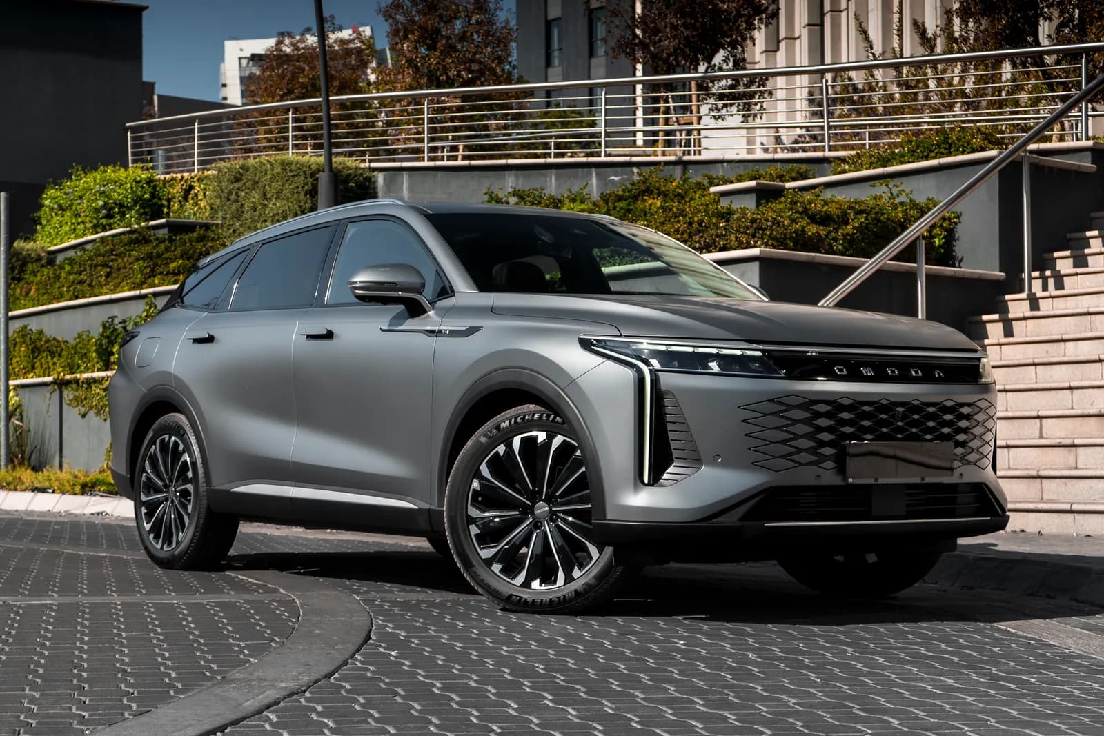 Omoda C9, front three-quarter