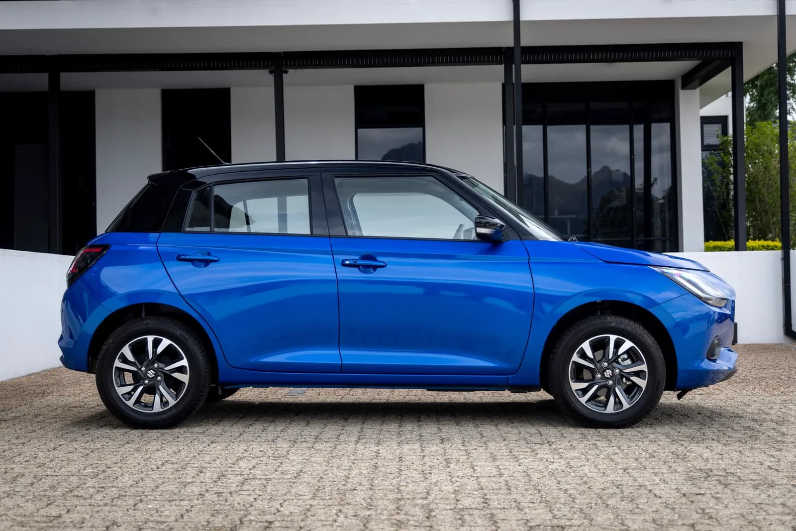 Suzuki Swift, side