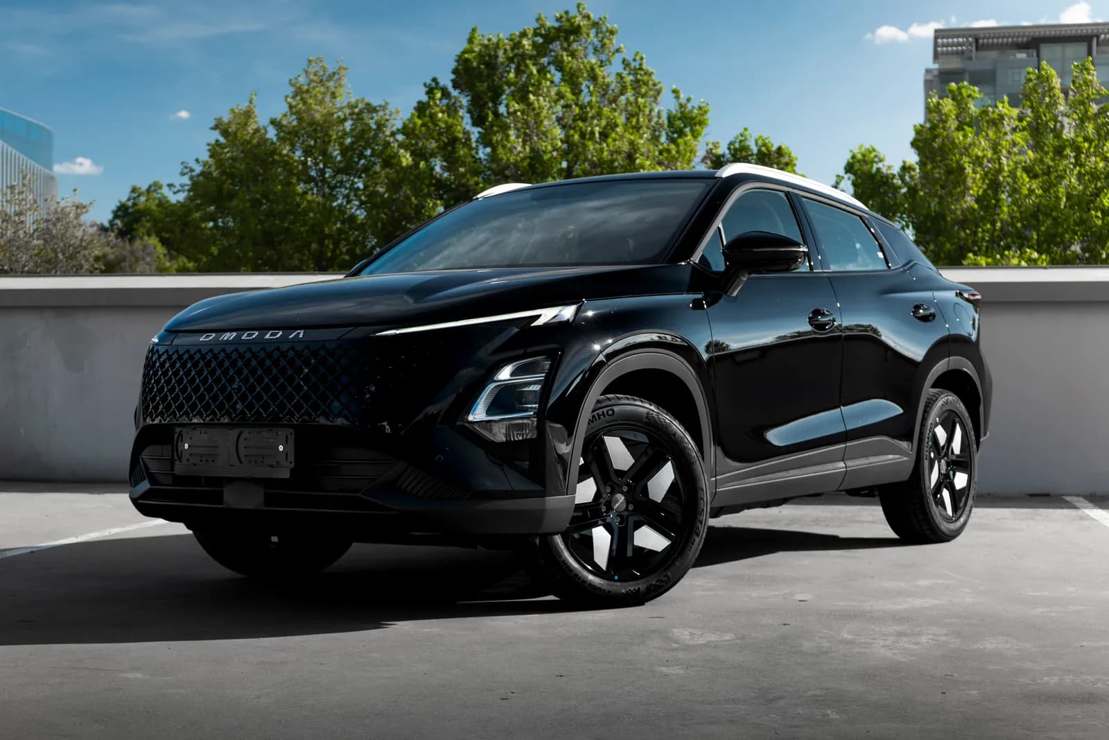 Omoda C5 SHS, front three-quarter