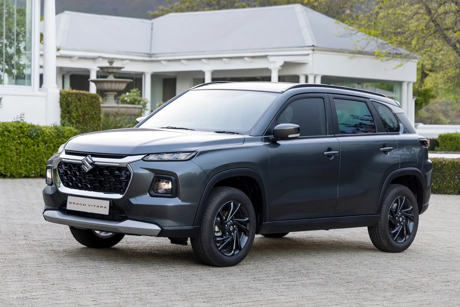 Suzuki Grand Vitara, front three-quarter
