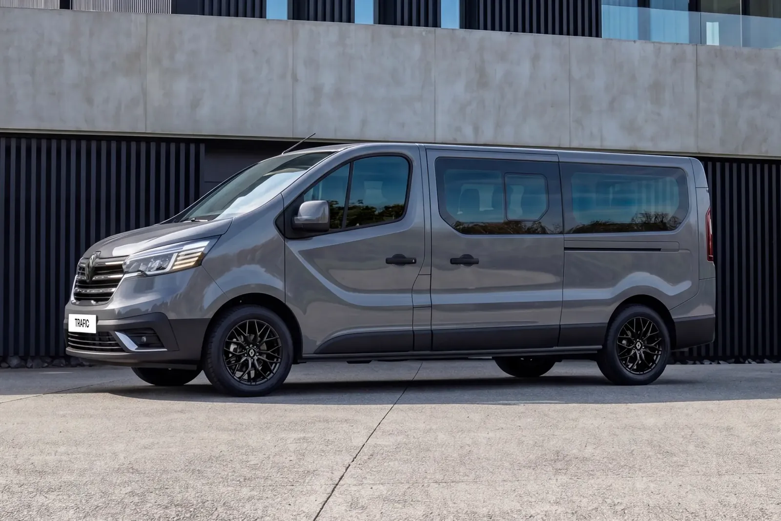 Renault Trafic Passenger, front three-quarter