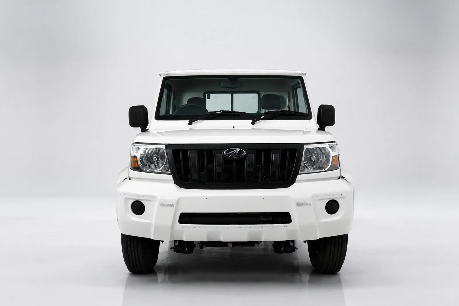 Mahindra Bolero MaXX, front