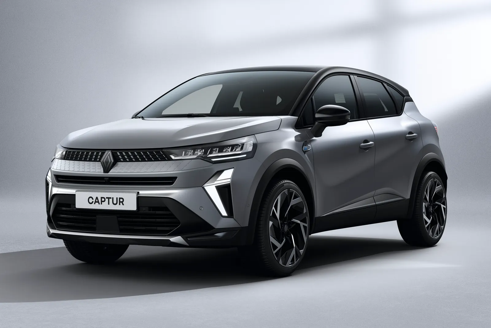 Renault Captur, front three-quarter