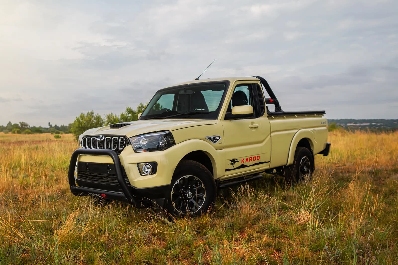 Mahindra Pik-Up Single Cab, front three-quarter