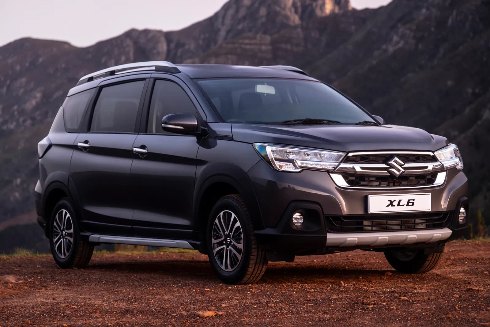 Suzuki XL6, front three-quarter
