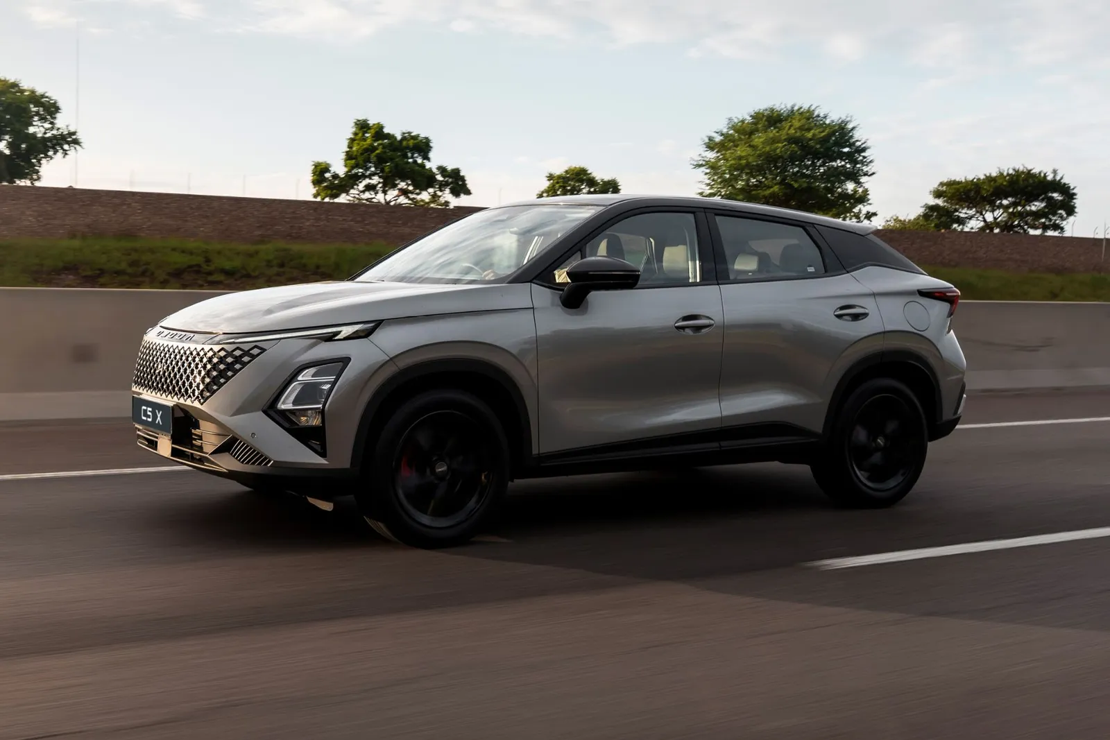 Omoda C5 X, front three-quarter