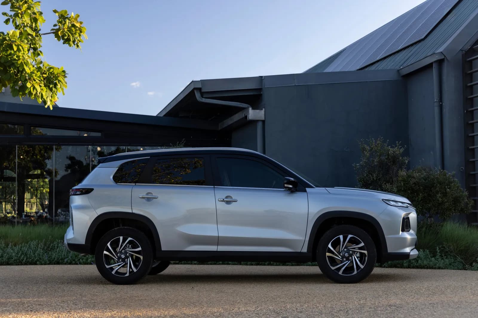 Suzuki Grand Vitara, side