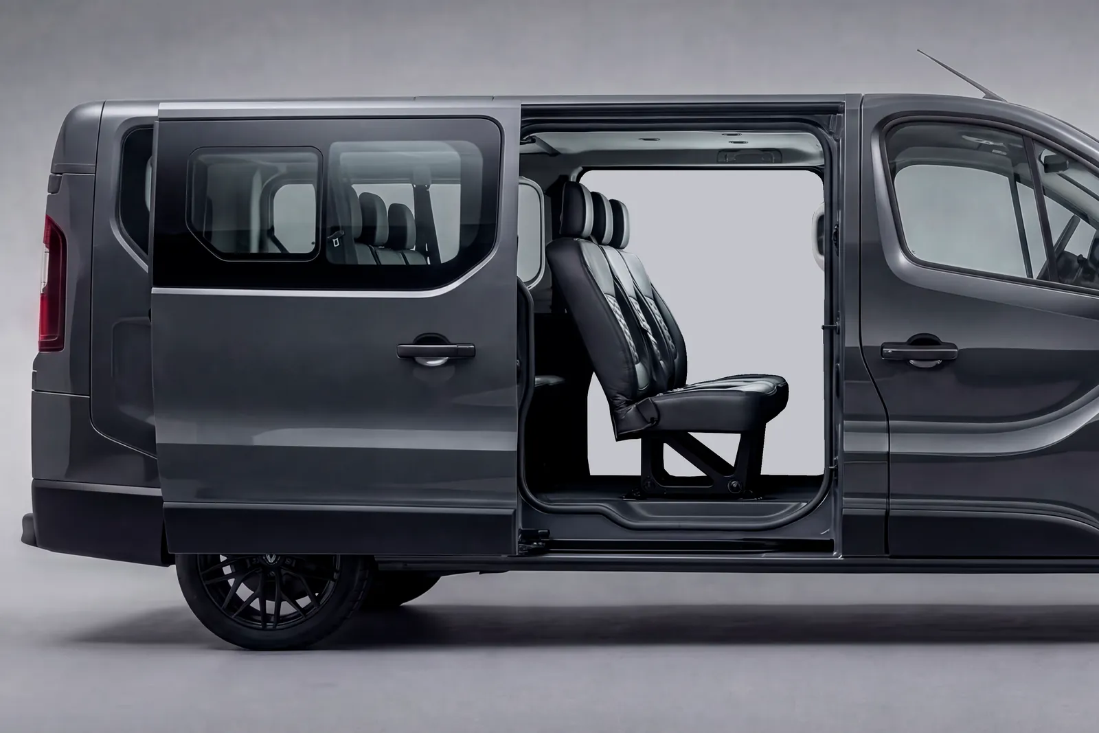 Renault Trafic Passenger, side