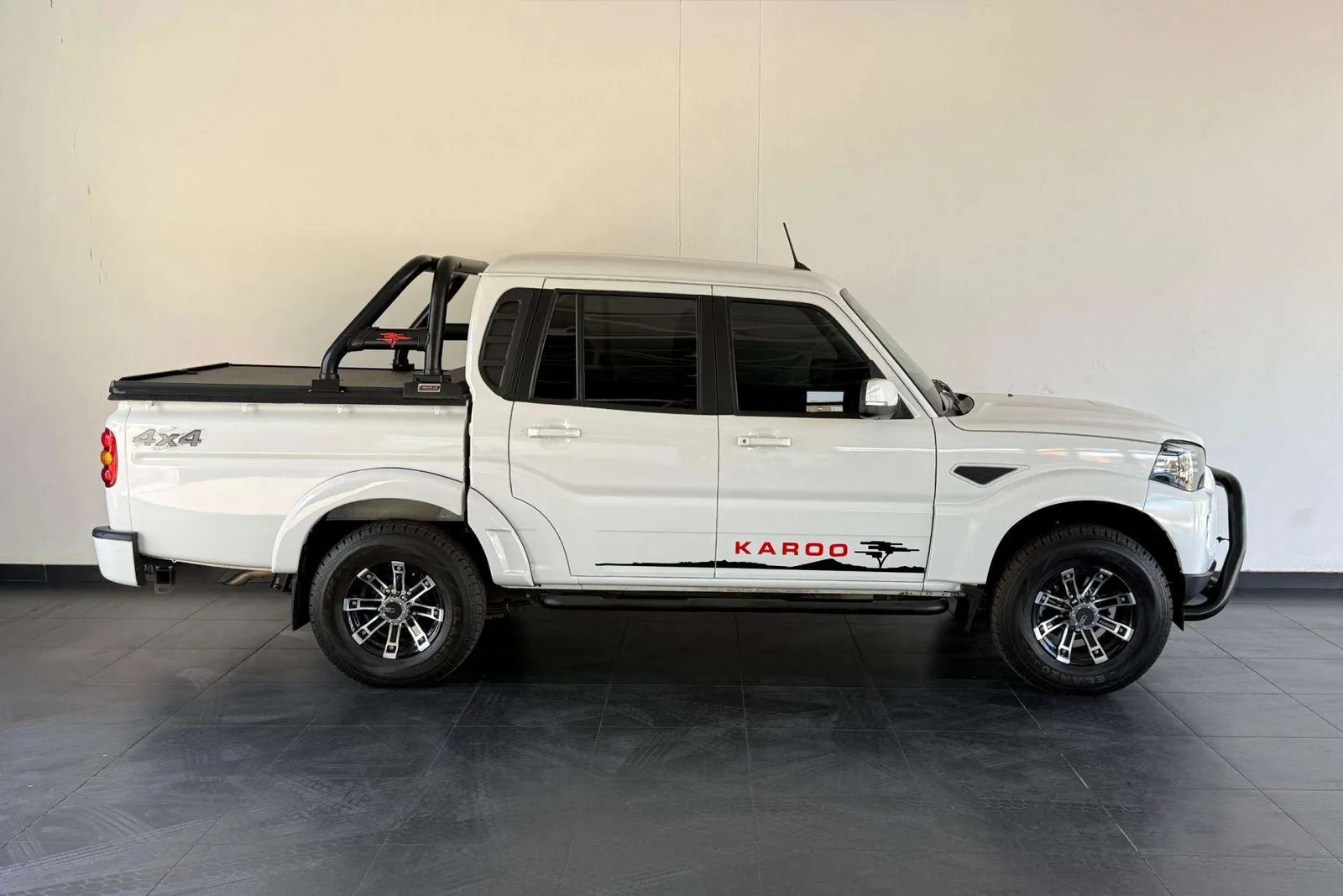 Mahindra Pik-Up Double Cab, side