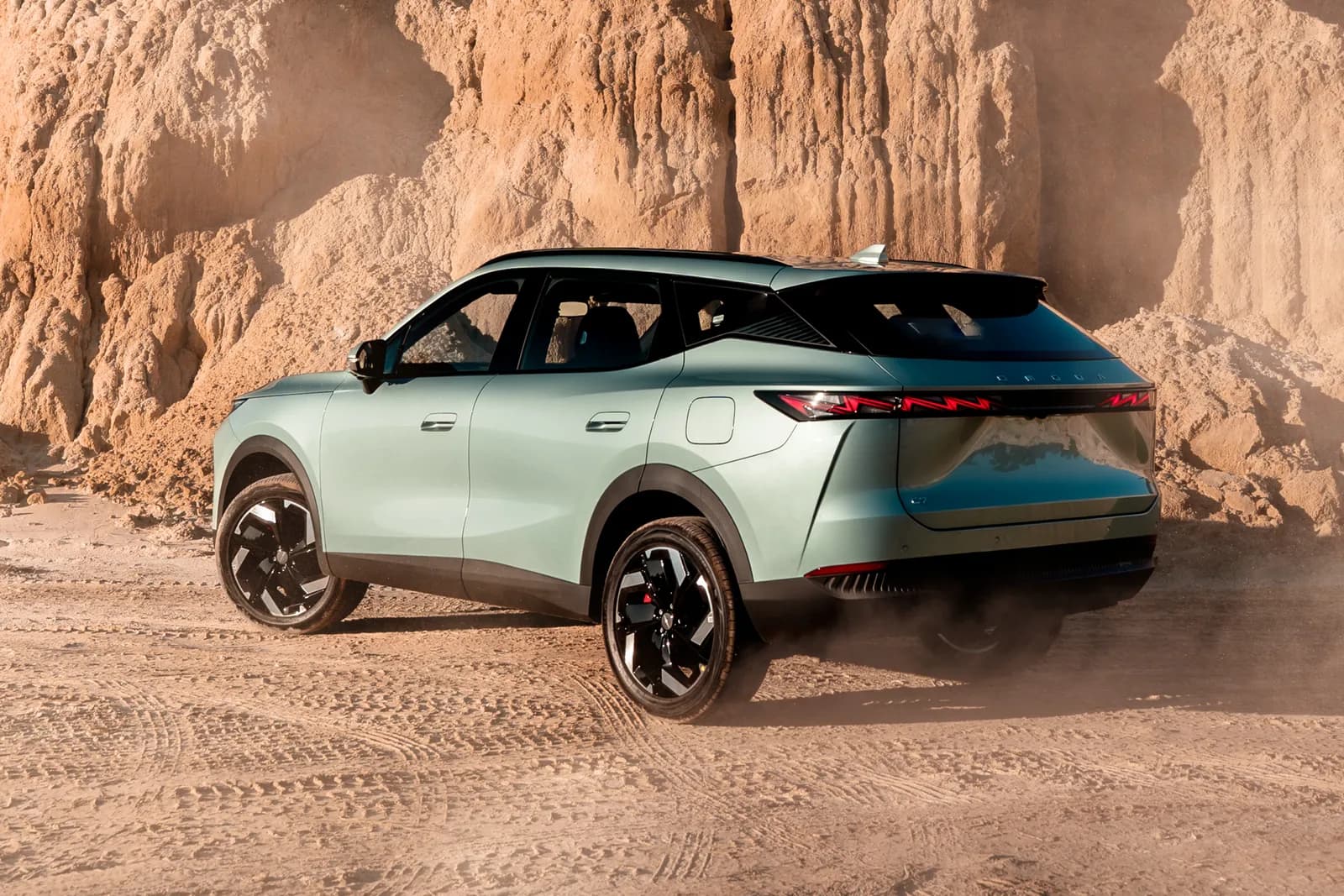 Omoda C7, rear three-quarter