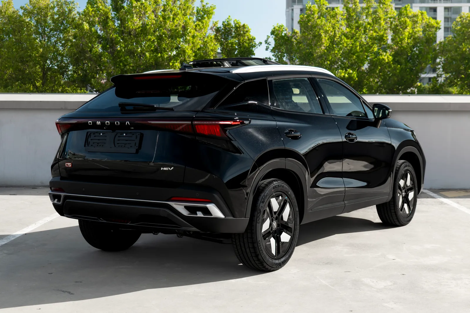 Omoda C5 SHS, rear three-quarter