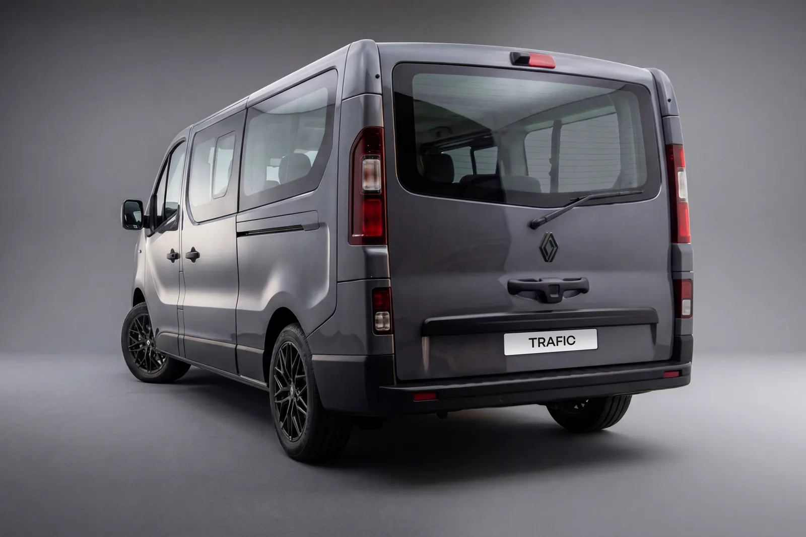 Renault Trafic Passenger, rear three-quarter