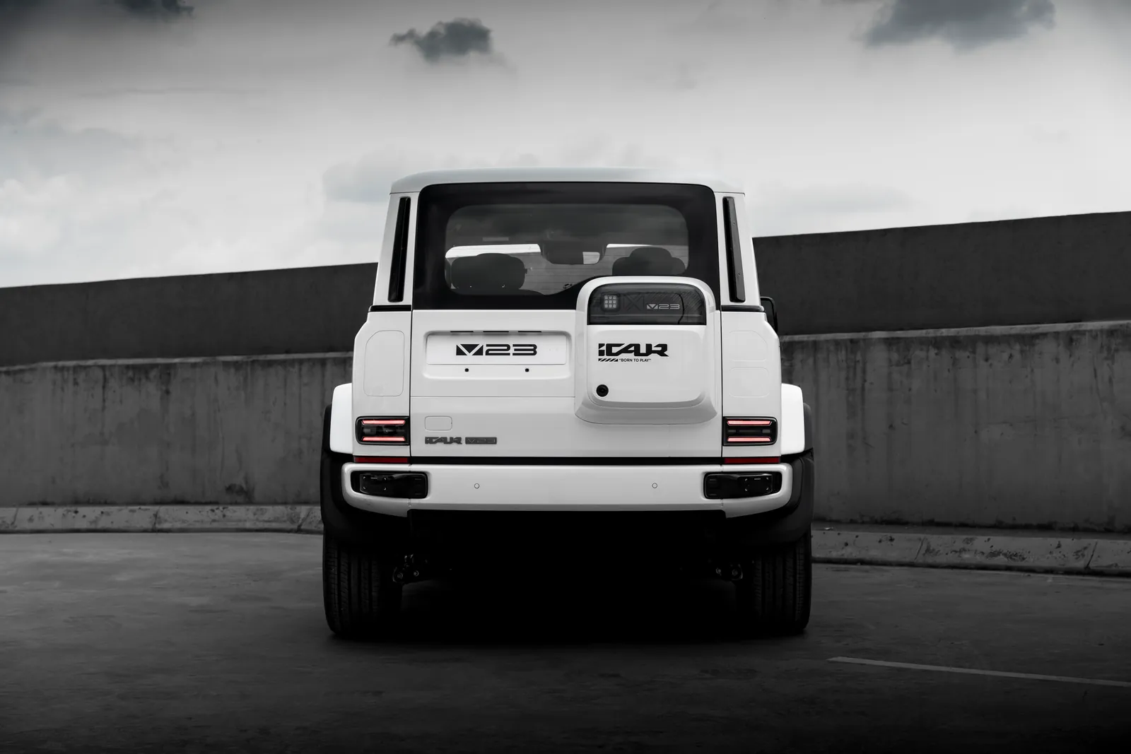 iCAUR V23, rear