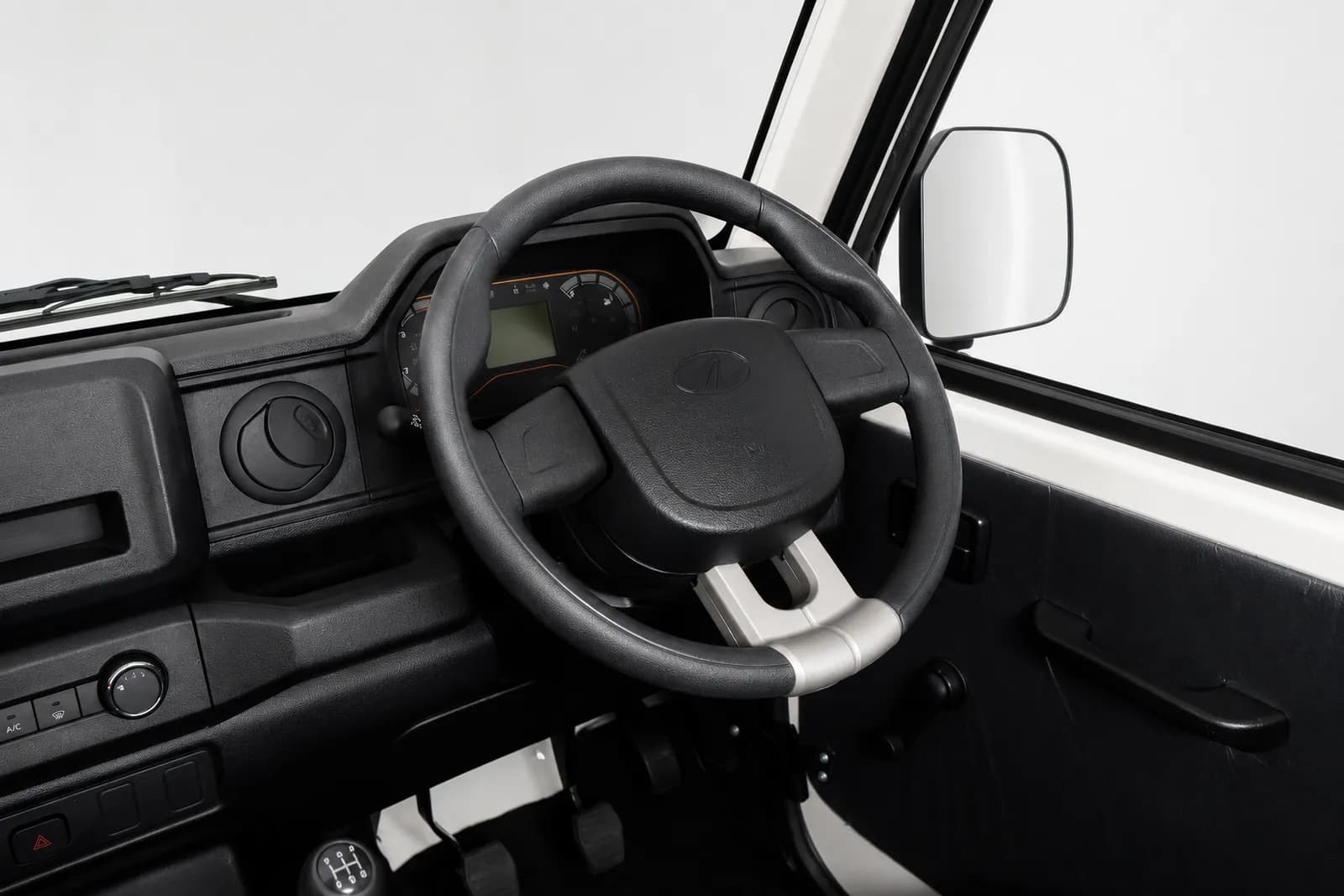 Mahindra Bolero MaXX, dashboard
