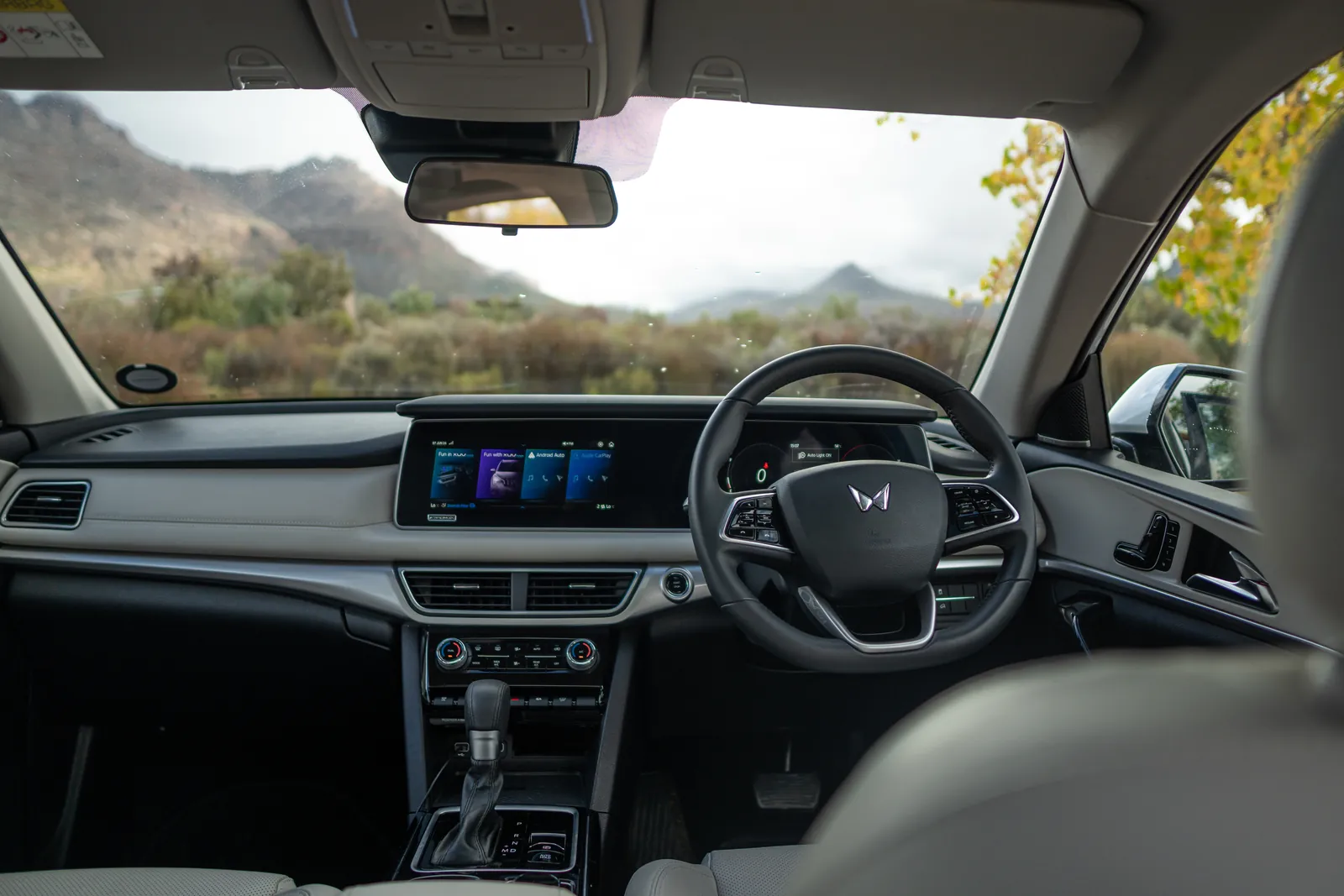 Mahindra XUV700, dashboard