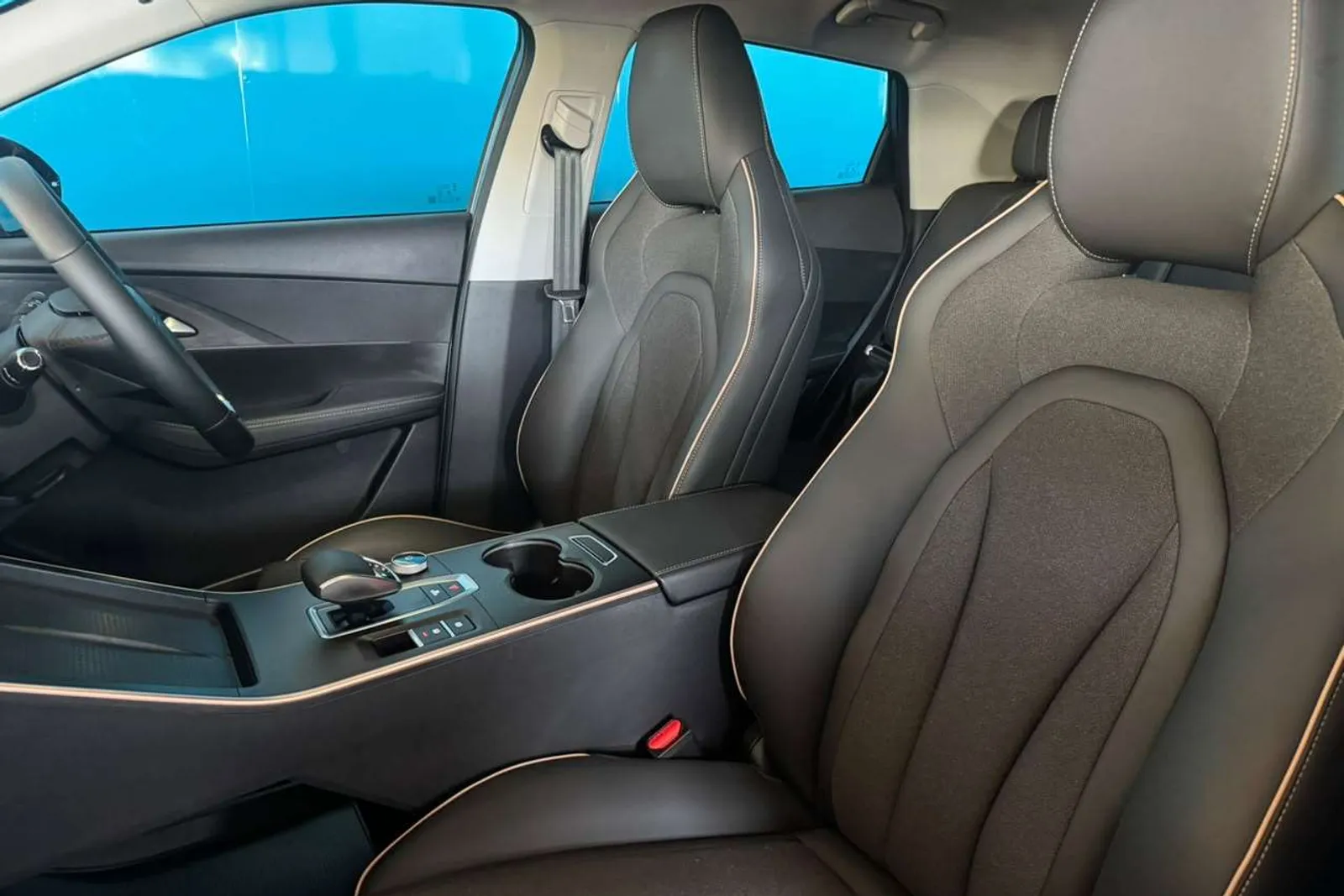 Omoda C5 X, front seats