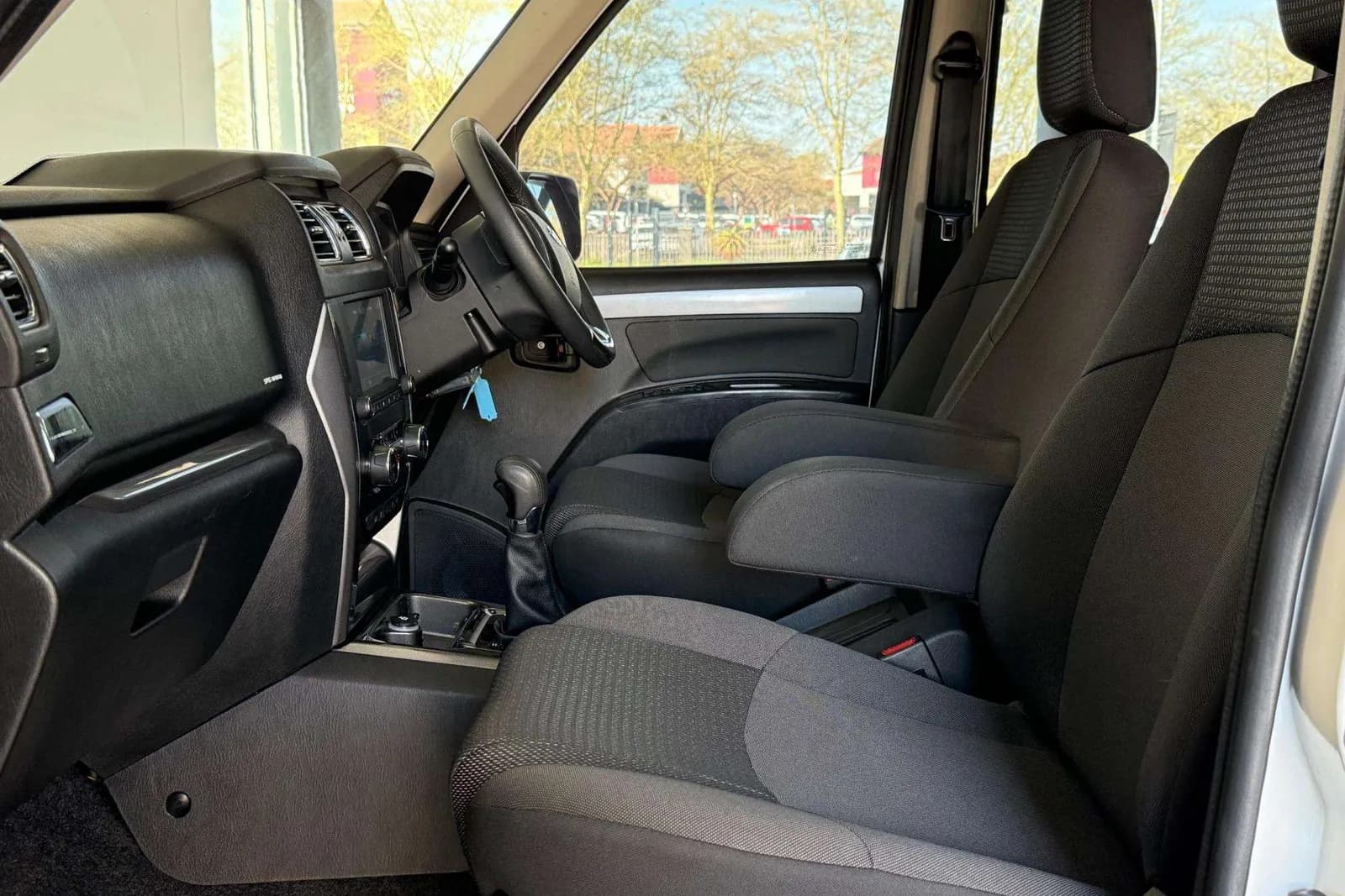 Mahindra Pik-Up Double Cab, front seats