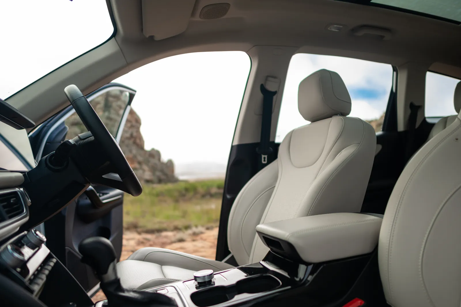 Mahindra XUV700, front seats