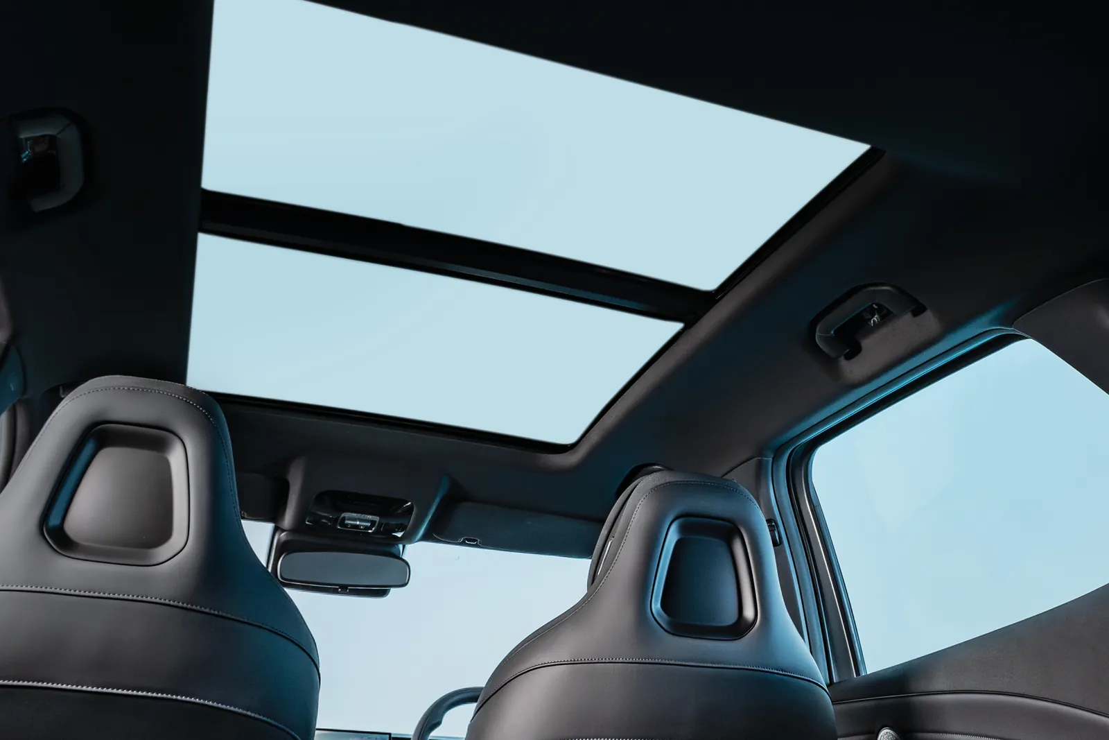 Omoda C7, front seats