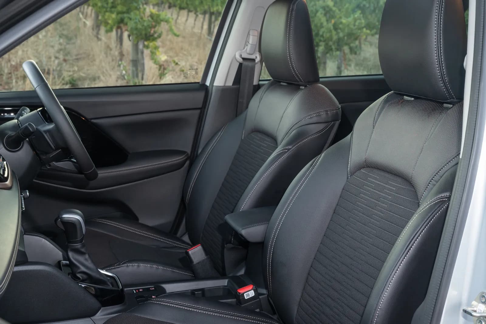 Suzuki Across, front seats