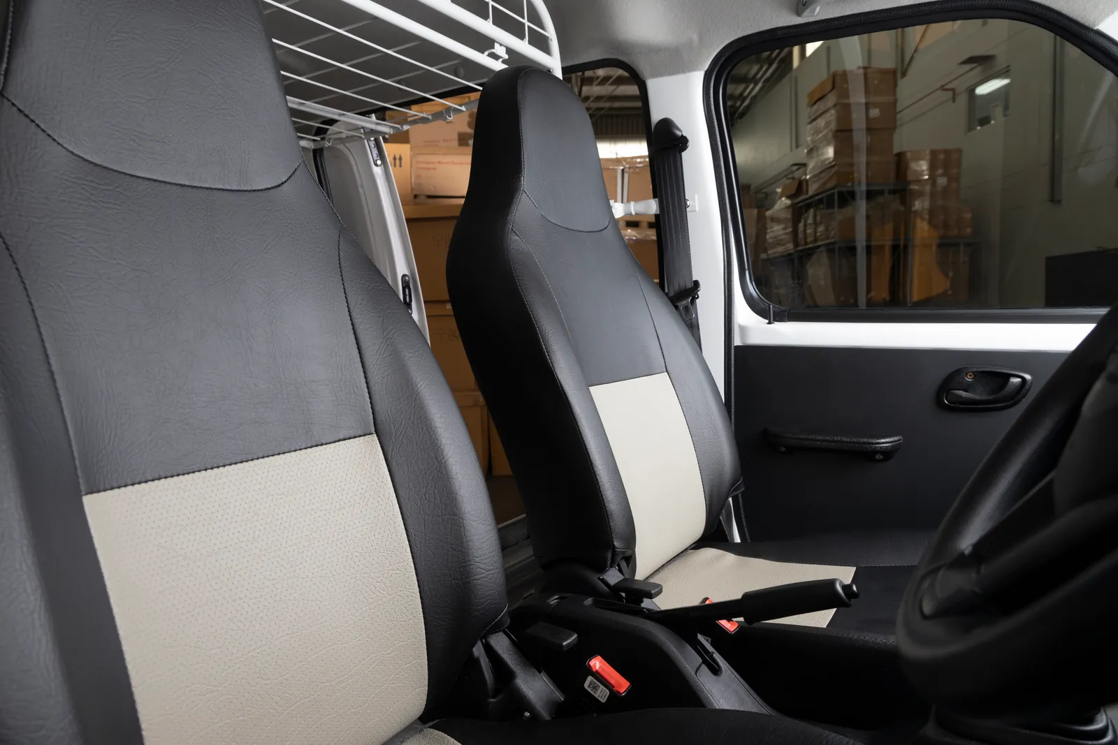 Suzuki Eeco, front seats