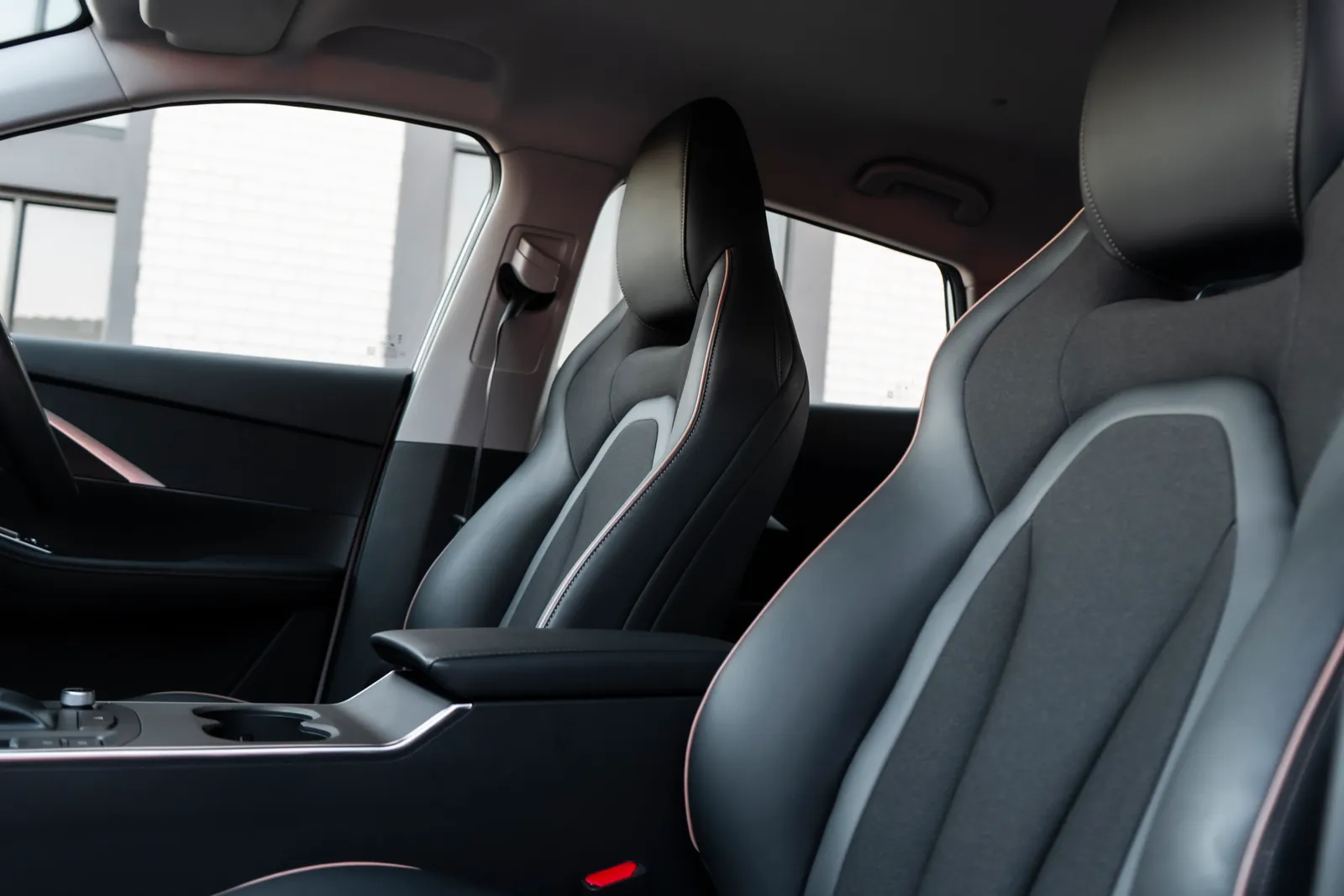 Omoda C5, front seats
