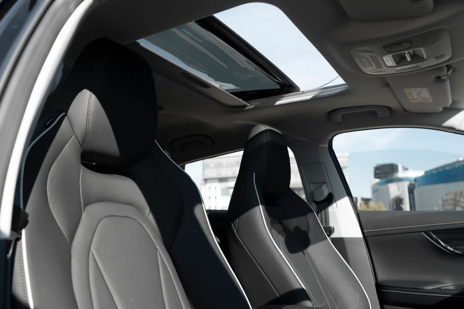 Omoda C5 SHS, front seats
