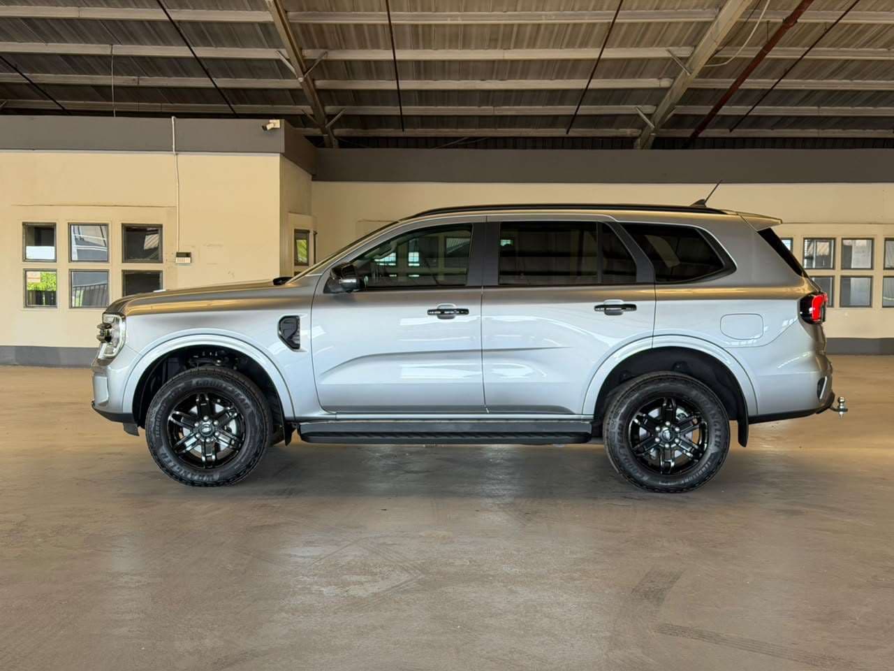 2026 Ford Everest, image 2 of 16