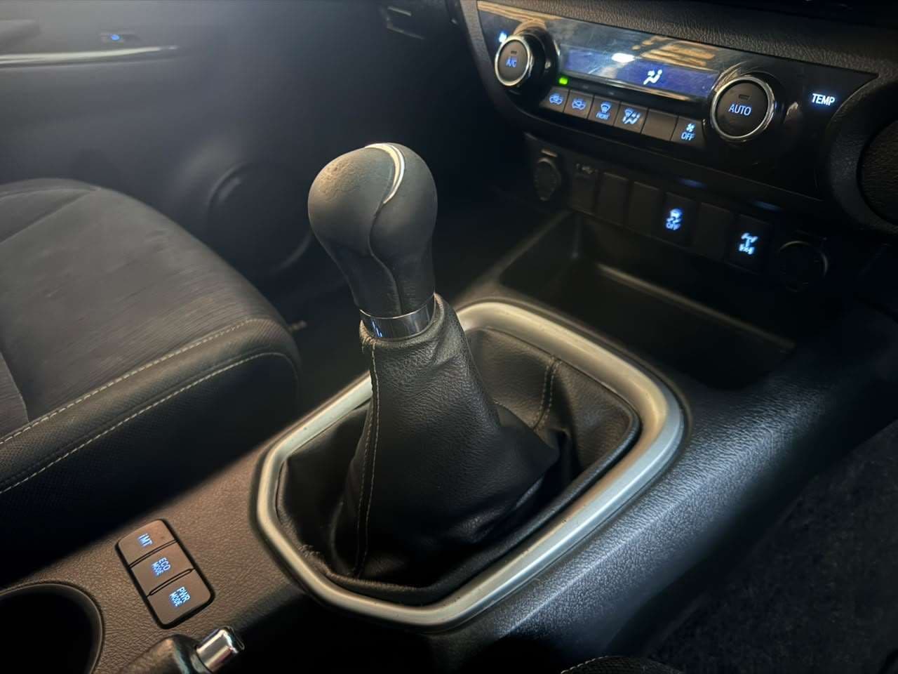 2017 Toyota Hilux, image 16 of 16