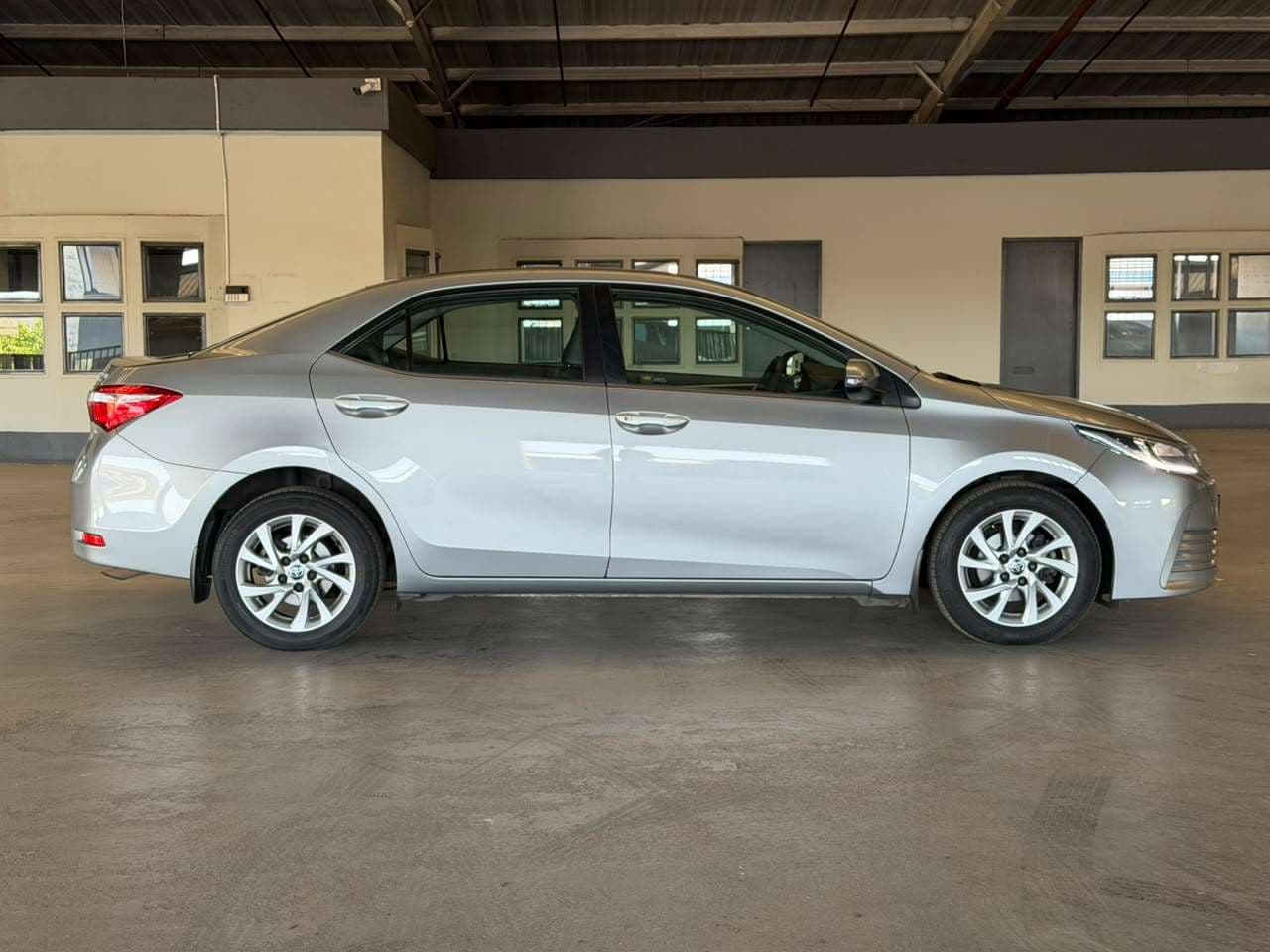 2020 Toyota Corolla Quest, image 6 of 16