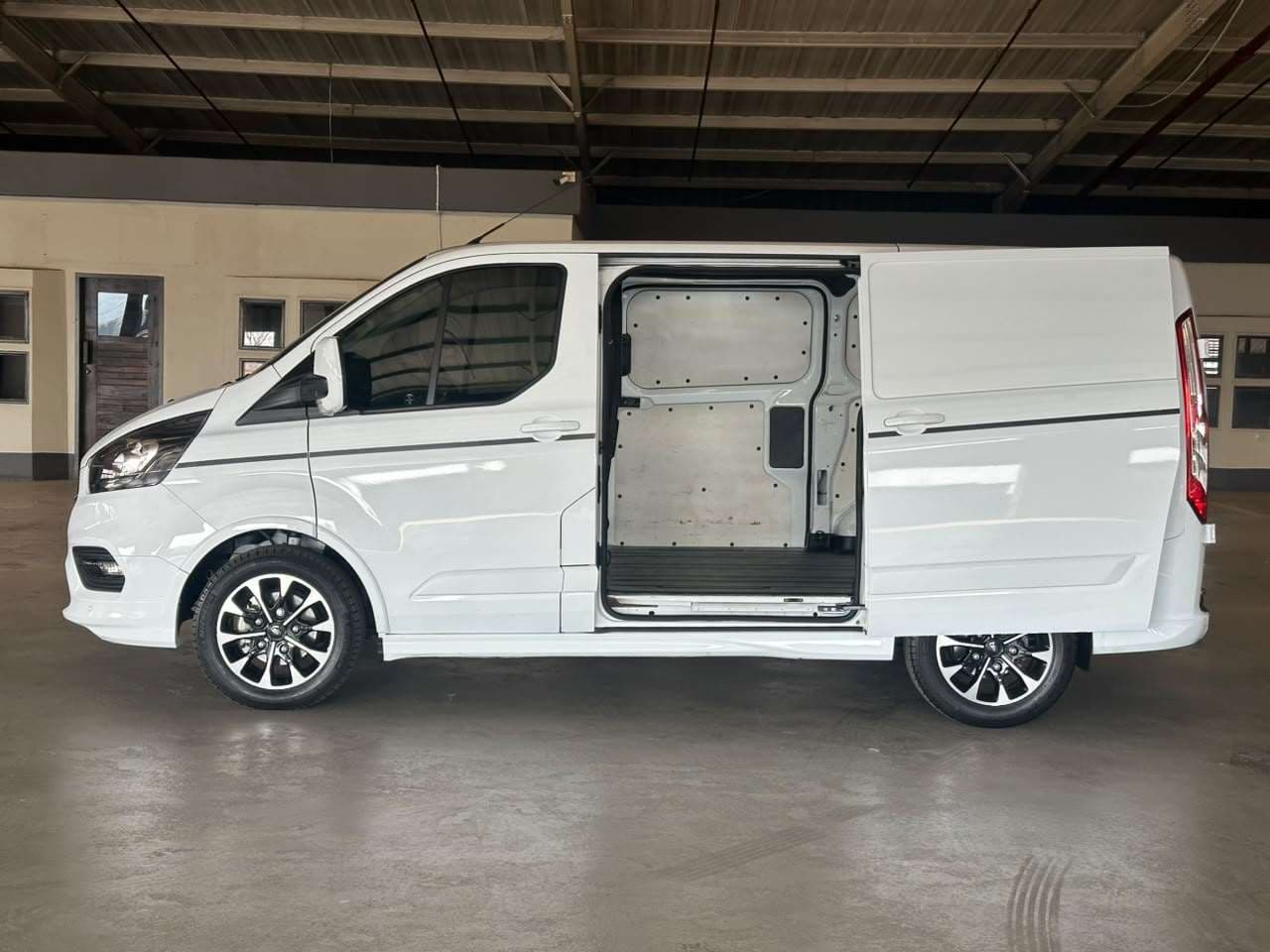 2022 Ford Transit, image 13 of 16