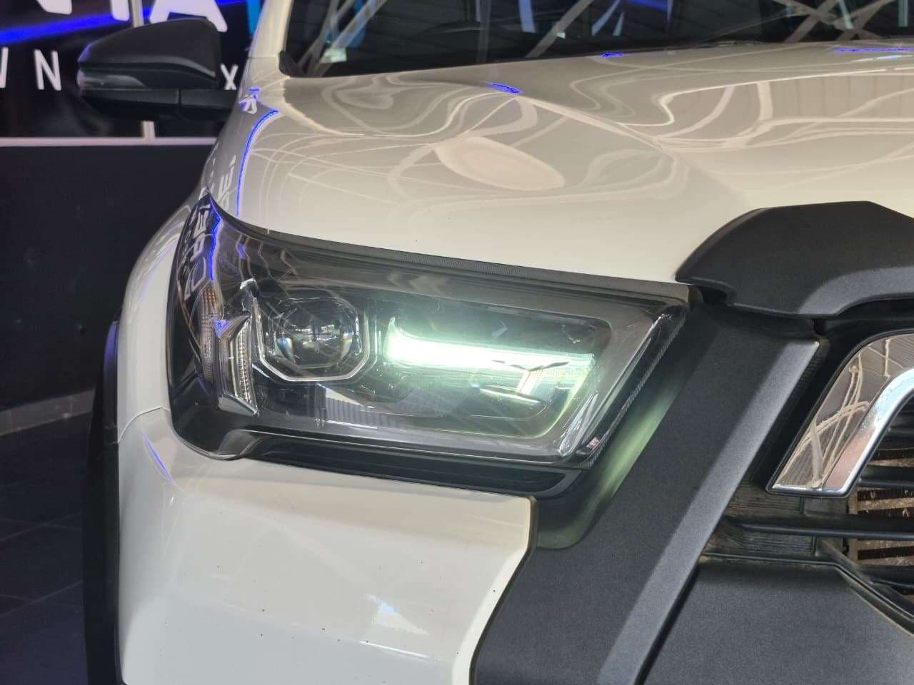 2025 Toyota Hilux, image 15 of 16