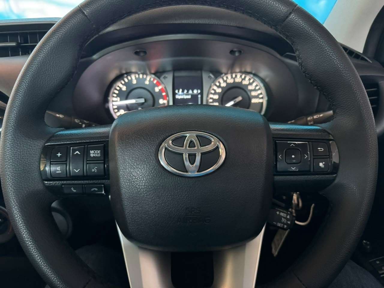 2022 Toyota Hilux, image 10 of 16