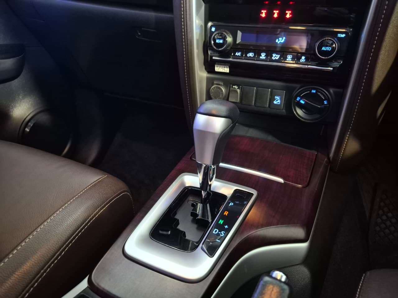 2020 Toyota Fortuner, image 9 of 16