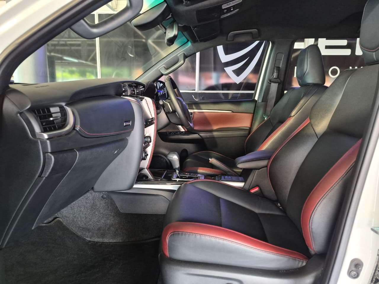 2025 Toyota Fortuner, image 11 of 16