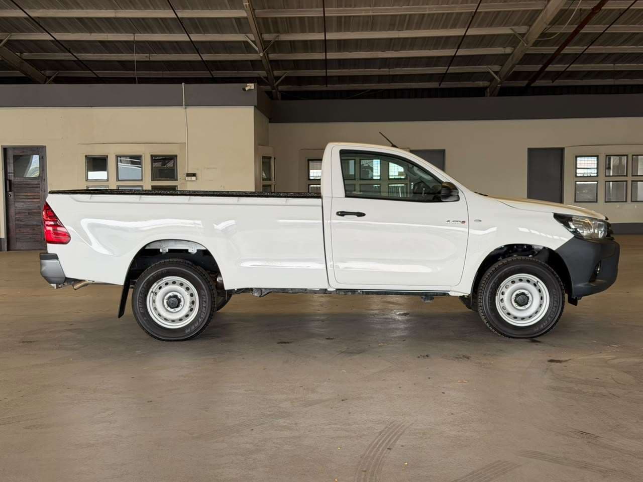 2023 Toyota Hilux, image 2 of 16