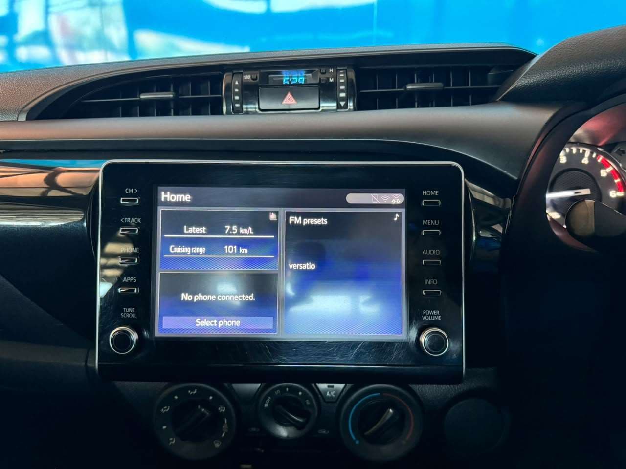 2022 Toyota Hilux, image 12 of 16